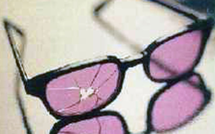 Без розовых очков. Розовые очки. Разбитые розовые очки. Розовые очки треснули. Разбить розовые очки.